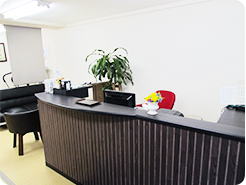 緑の文字で「てのひら整骨院」と書かれた透明のプレートの写真